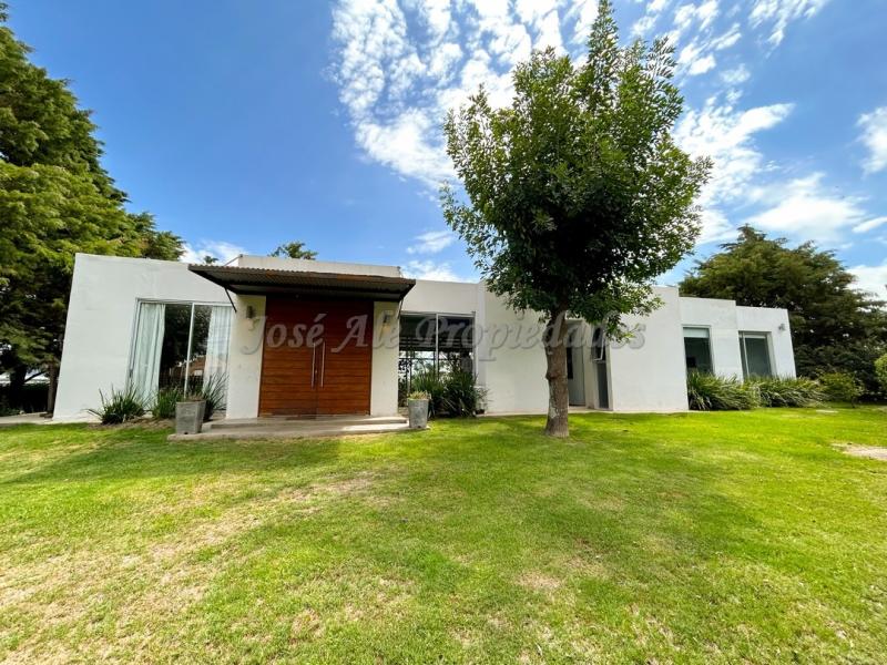 Hermosa propiedad ubicada en Fraccionamiento 4 Soles con ingreso independiente.