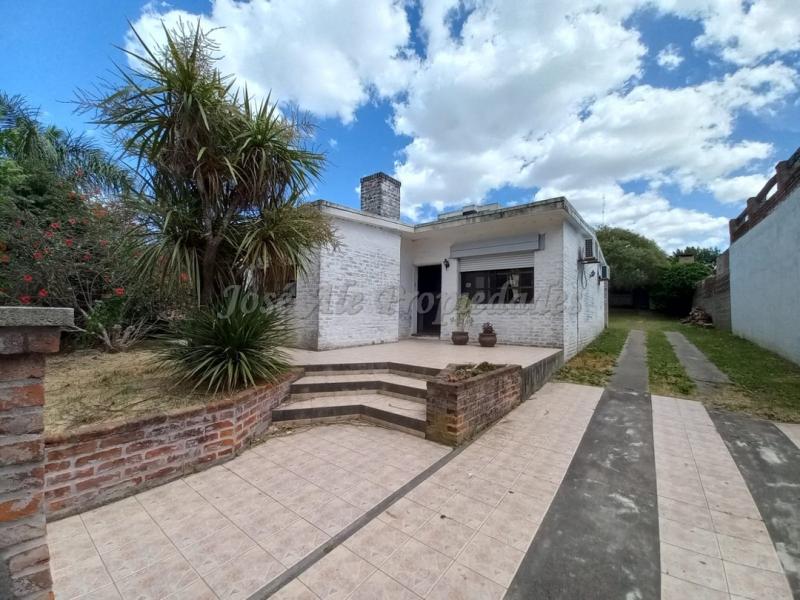 Linda casa ubicada en zona tranquila y balnearia, a solo 2 cuadras de Rambla y playas de Colonia.