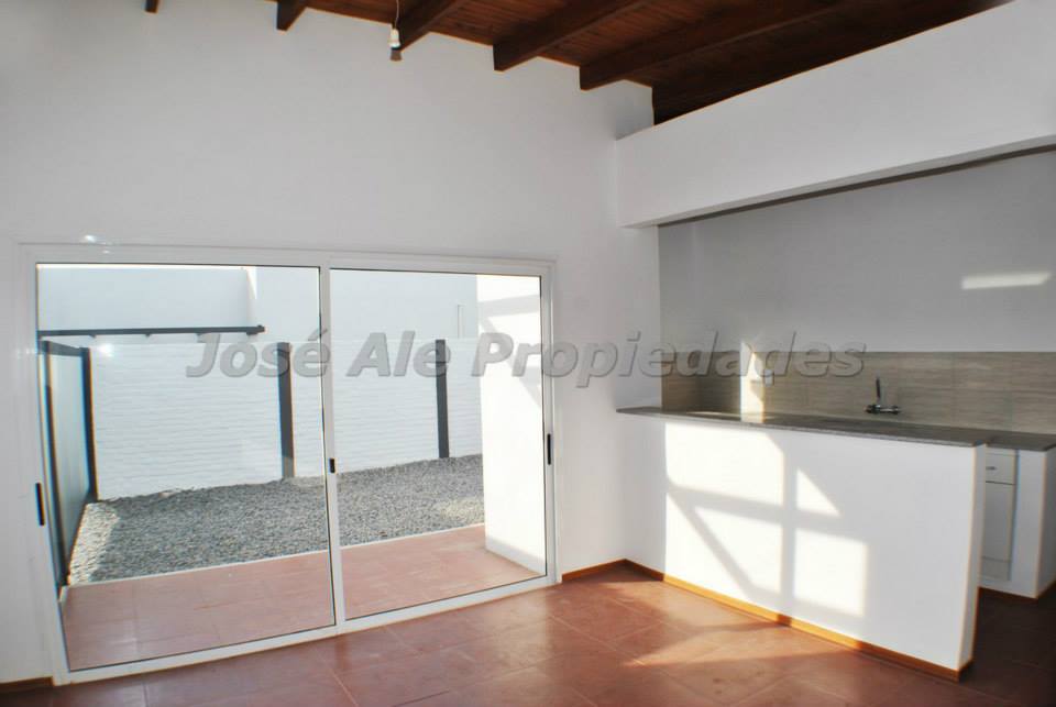 Imagen 2 de Casa en complejo Real de San Carlos, ubicada a pasos de la plaza de toros y de todos los servicio. Se encuentra a 250 mts aprox. de Rambla y playas de Colonia del Sacramento.
