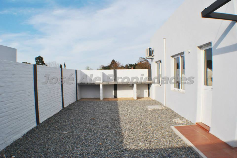 Imagen 6 de Casa en complejo Real de San Carlos, ubicada a pasos de la plaza de toros y de todos los servicio. Se encuentra a 250 mts aprox. de Rambla y playas de Colonia del Sacramento.