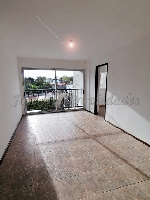 Imagen 1 de Espectacular departamento de grandes dimensiones con ambientes amplios y luminosos.