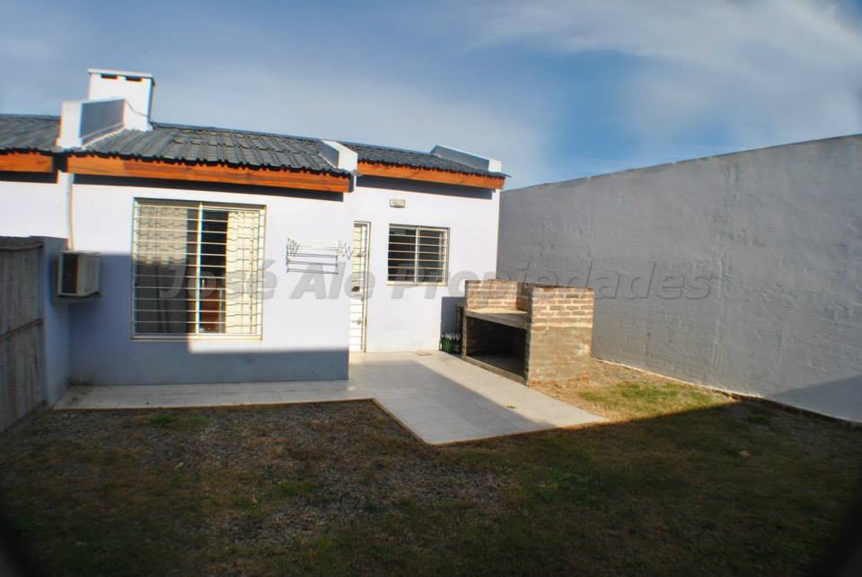 Imagen 9 de Linda propiedad a metros de Plaza de Toros, sobre calle Río de la Plata, hermosa zona con todos los servicios, y a corta distancia de Rambla y playas de Colonia del Sacramento.