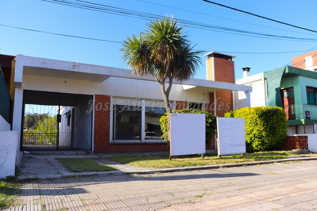 Imagen 1 de Casa de sólida construcción y techo de plancha, ubicada próxima a las dos avenidas y a metros de la rambla costanera de Colonia.