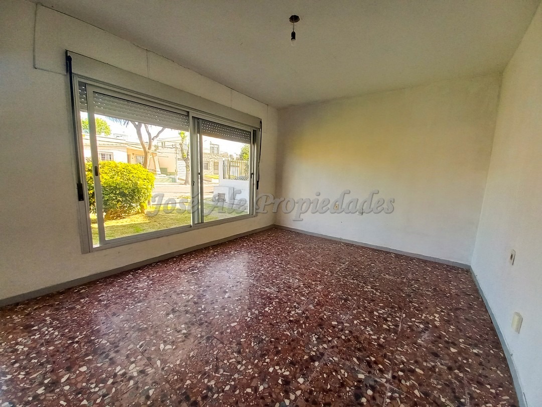 Imagen 5 de Casa de sólida construcción y techo de plancha, ubicada próxima a las dos avenidas y a metros de la rambla costanera de Colonia.