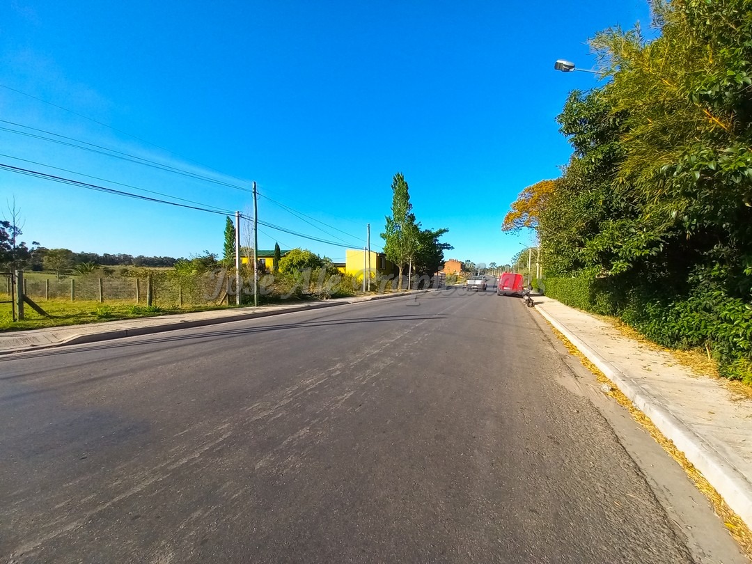 Imagen 10 de Se encuentra ubicada en calle At. Sierra a 150 mts de Luis Alberto de Herrera, con servicios próximos.