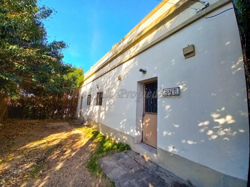 Se encuentra ubicada en calle At. Sierra a 150 mts de Luis Alberto de Herrera, con servicios próximos.