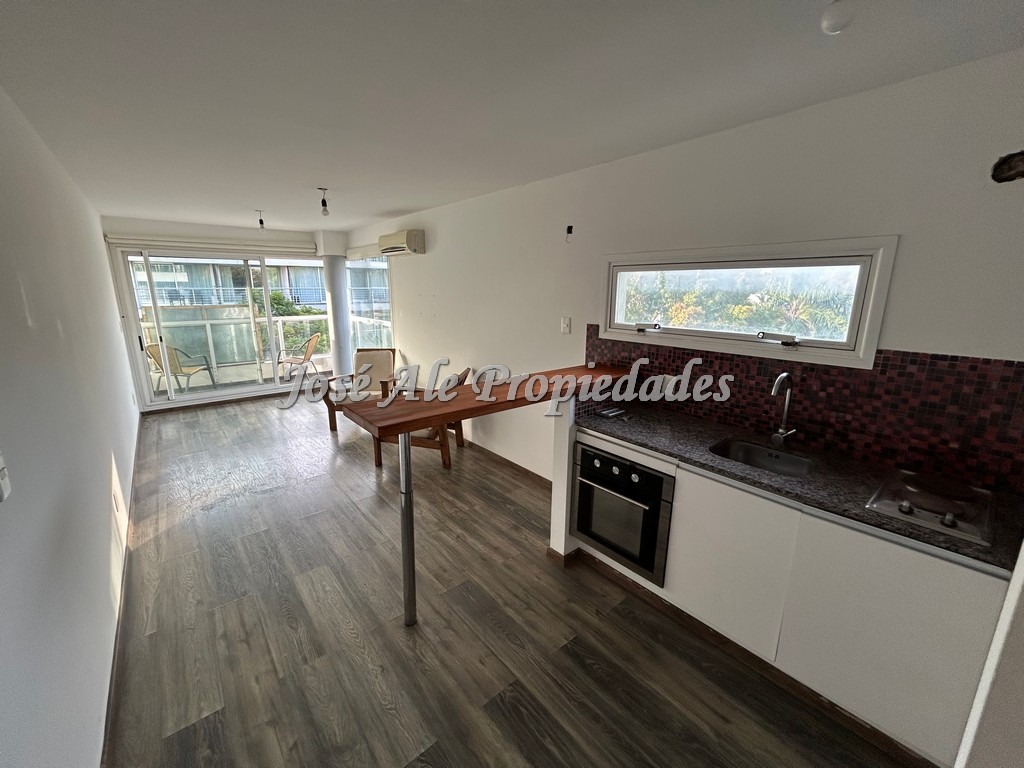 Imagen 2 de Hermoso departamento, a solo metros de Rambla Costanera, zona residencial.