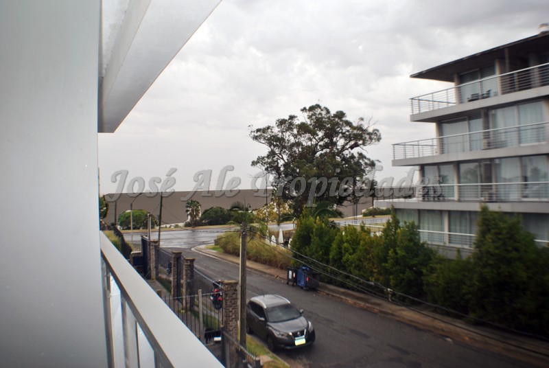 Imagen 1 de EN ALQUILER Hermoso departamento, a solo metros de Rambla Costanera, zona residencial.