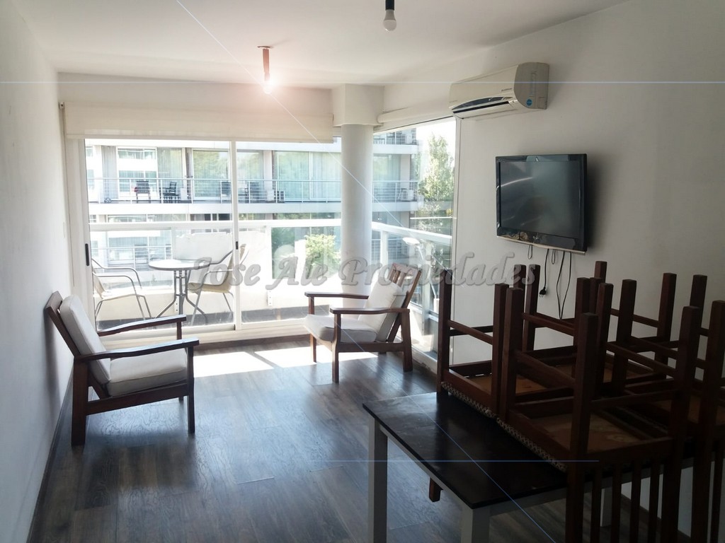 Imagen 2 de EN ALQUILER Hermoso departamento, a solo metros de Rambla Costanera, zona residencial.