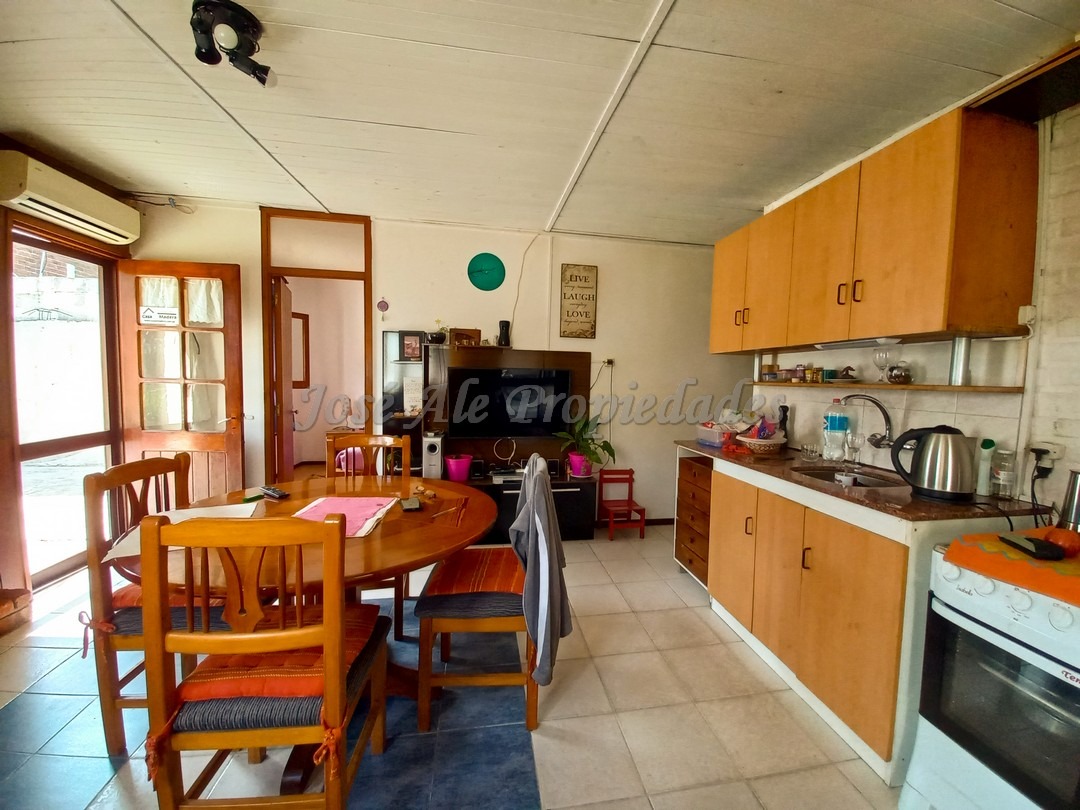 Imagen 7 de Muy linda y luminosa casa ubicada a pocas cuadras de la rambla costanera y próxima a todos los servicios.