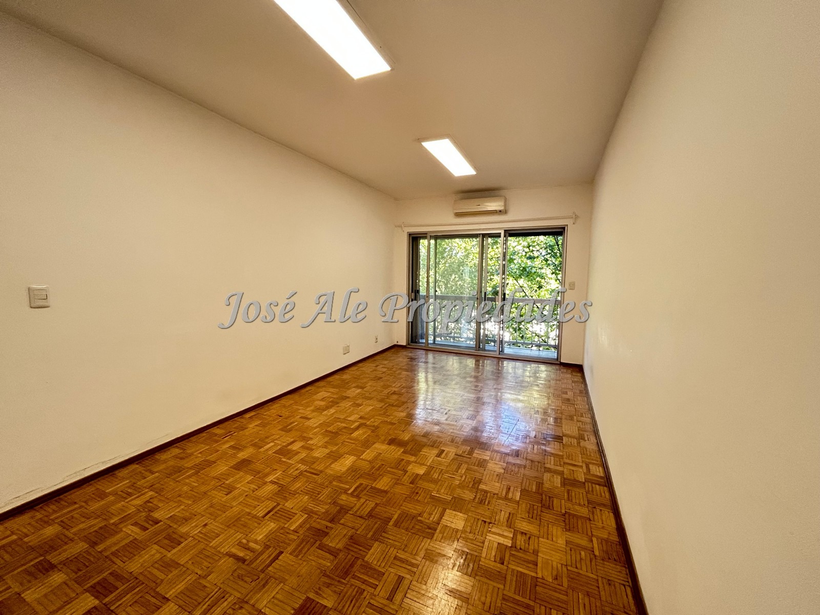 Imagen 2 de EN VENTA NUEVO PRECIO Hermoso apartamento de 3 dormitorios y 2 baños, ubicado en Avda. Principal de Colonia del Sacramento.