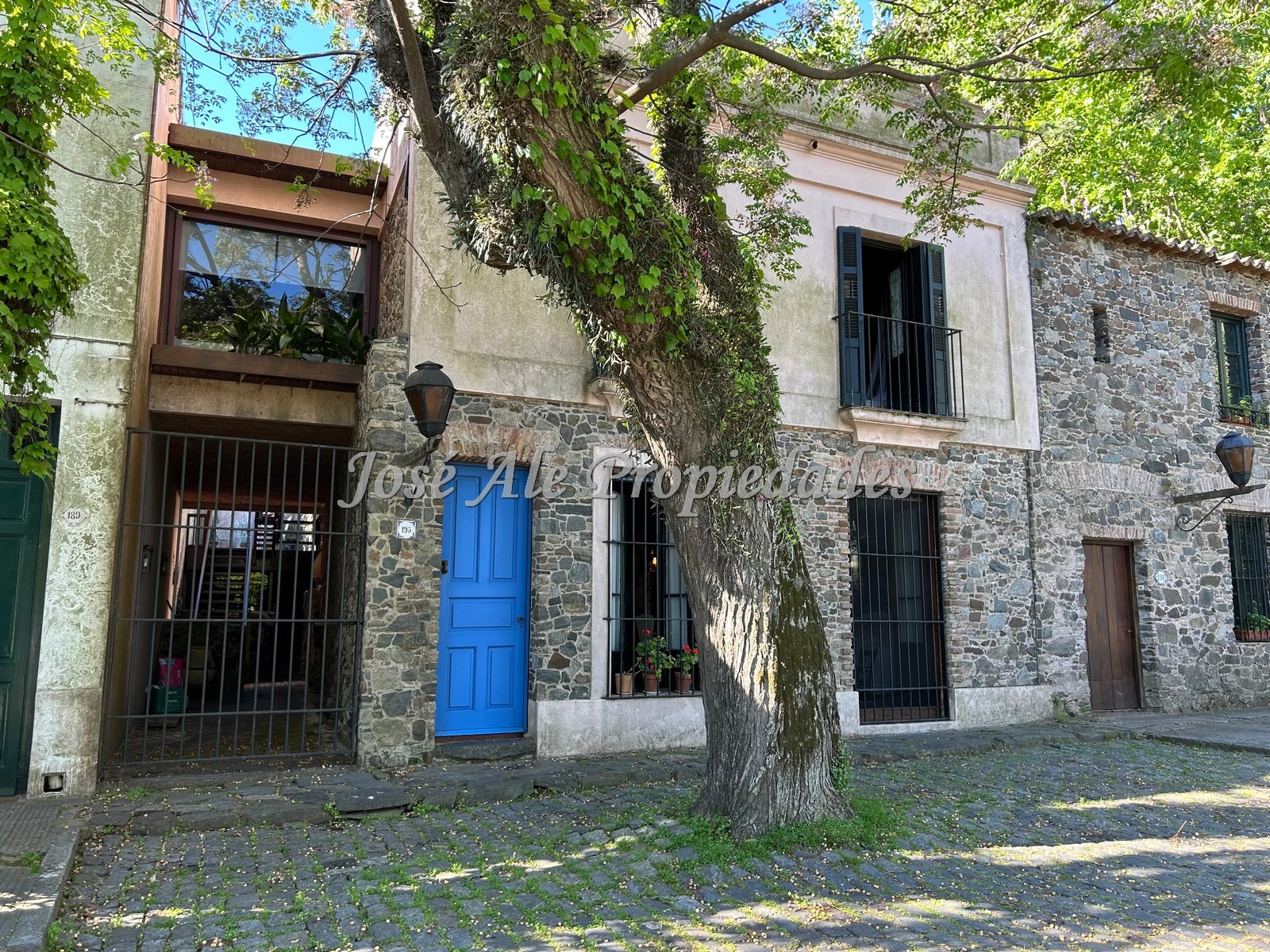 Imagen 1 de Propiedad amoblada con reciclaje arquitectónico con estilo colonial, Colonia.
