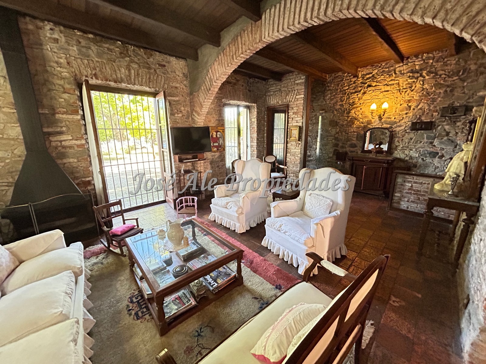 Imagen 2 de Propiedad amoblada con reciclaje arquitectónico con estilo colonial, Colonia.