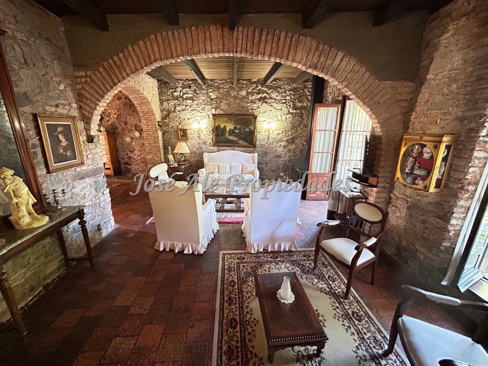 Imagen 4 de Propiedad amoblada con reciclaje arquitectónico con estilo colonial, Colonia.