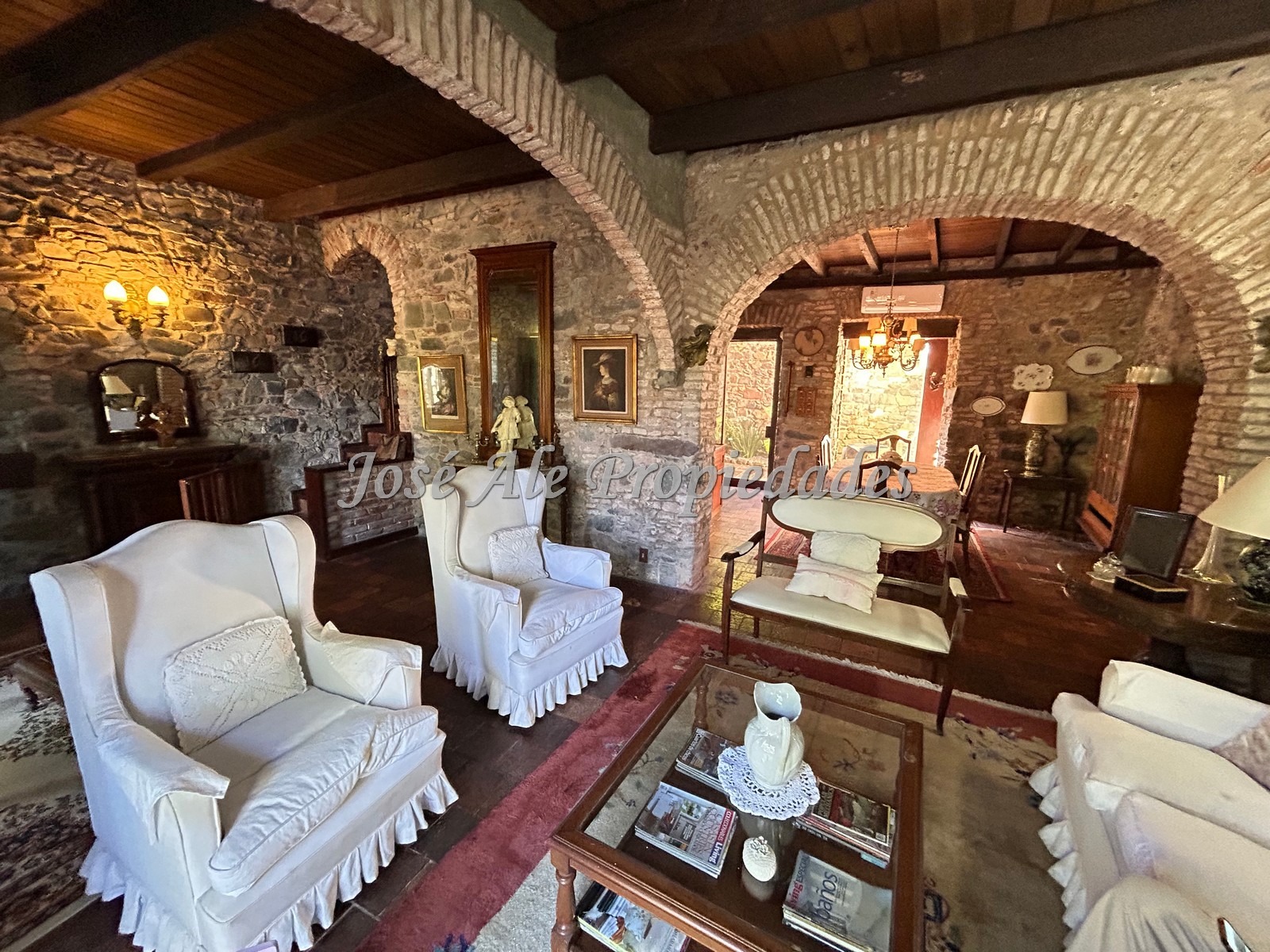 Imagen 6 de Propiedad amoblada con reciclaje arquitectónico con estilo colonial, Colonia.