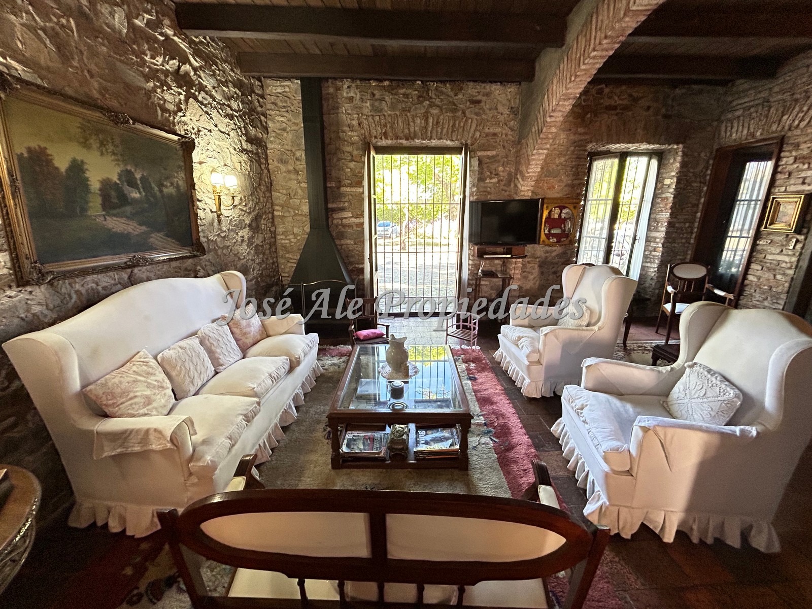 Imagen 2 de EN ALQUILER Propiedad amoblada con reciclaje arquitectónico con estilo colonial, Colonia.