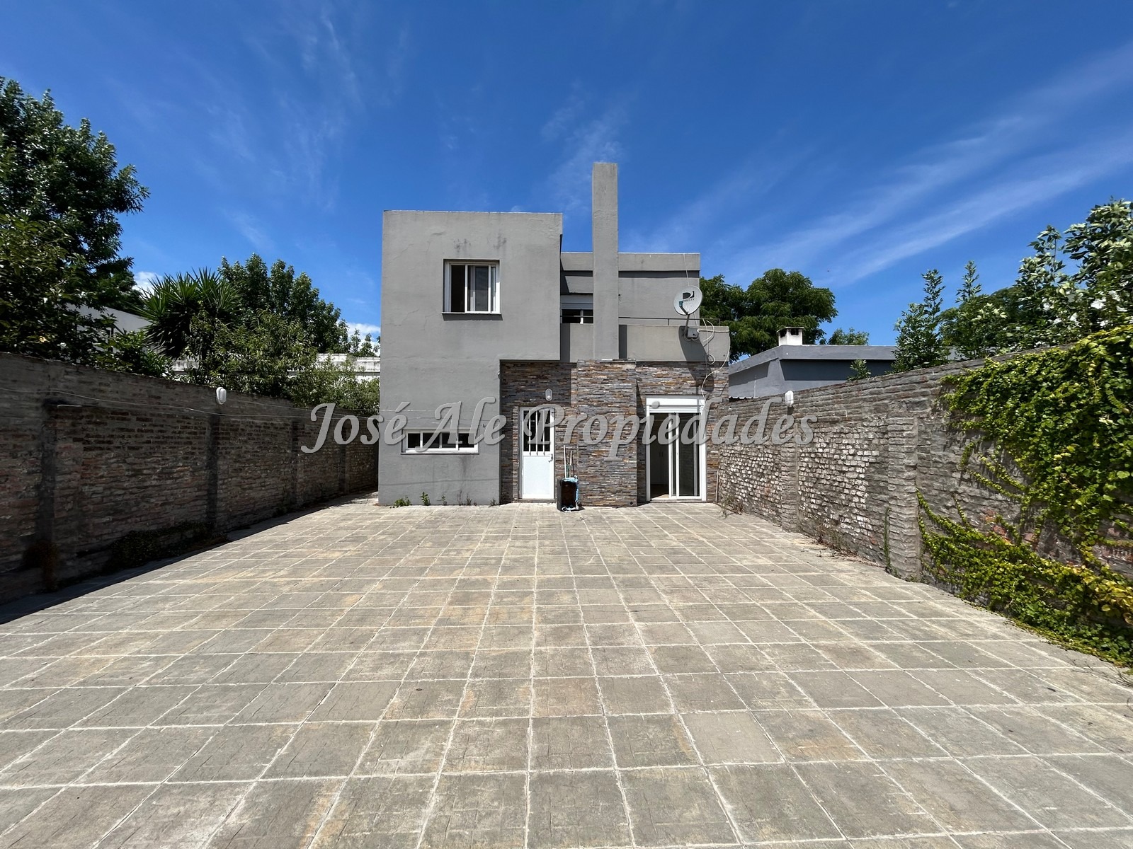 Imagen 1 de Propiedad de 3 dormitorios, ubicada próxima al centro de la ciudad, a metros de 2 avenidas, Colonia.