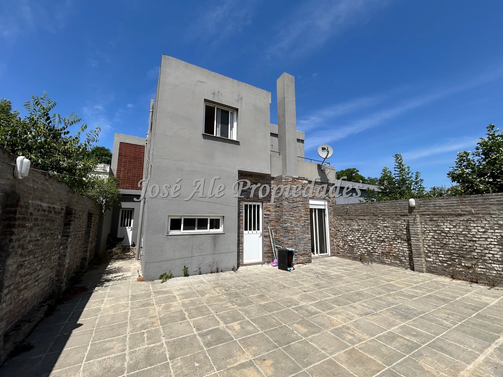 Imagen 3 de Propiedad de 3 dormitorios, ubicada próxima al centro de la ciudad, a metros de 2 avenidas, Colonia.