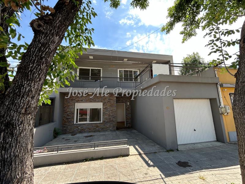 Propiedad de 3 dormitorios, ubicada próxima al centro de la ciudad, a metros de 2 avenidas, Colonia.