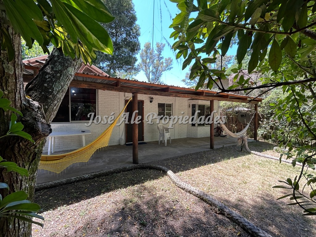 Imagen 10 de Pintoresca casa de 3 dormitorios en balneario El Ensueño, a 150m de la playa.