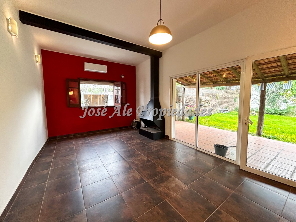 Imagen 4 de EN VENTA Casa céntrica a 1 cuadra de Av Artigas, a pasos de todos los servicios.