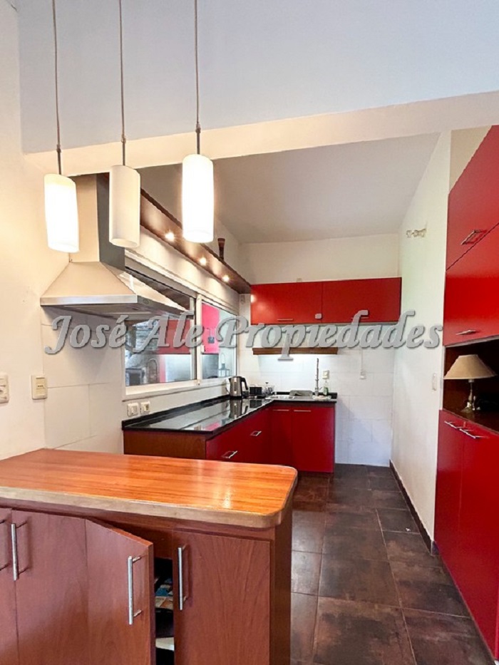 Imagen 5 de EN VENTA Casa céntrica a 1 cuadra de Av Artigas, a pasos de todos los servicios.