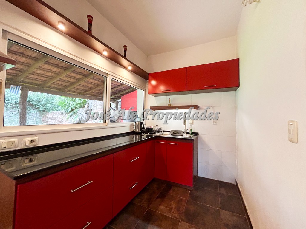 Imagen 6 de EN VENTA Casa céntrica a 1 cuadra de Av Artigas, a pasos de todos los servicios.