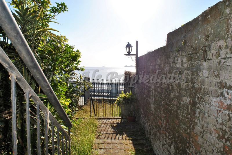 Imagen 1 de Espectacular propiedad reciclada ubicada en primera línea de la rambla del casco histórico.