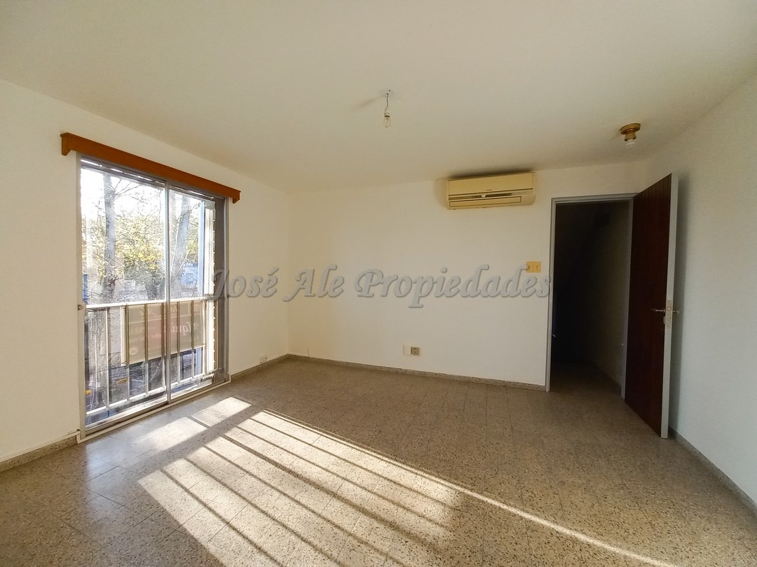 Imagen 2 de Hermoso departamento con 3 dormitorios a pasos del centro de colonia, a metros de terminal de ómnibus y puerto BQB.