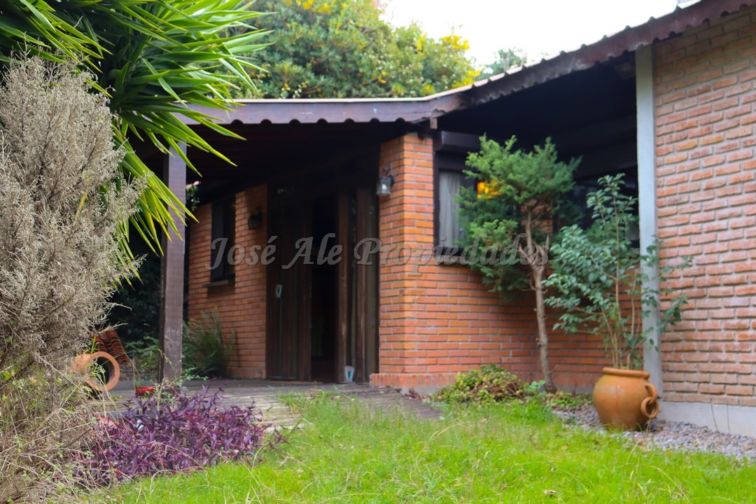 Imagen 3 de Hermosa y coqueta propiedad a solo metros de Rambla costanera, ubicada en zona residencial.