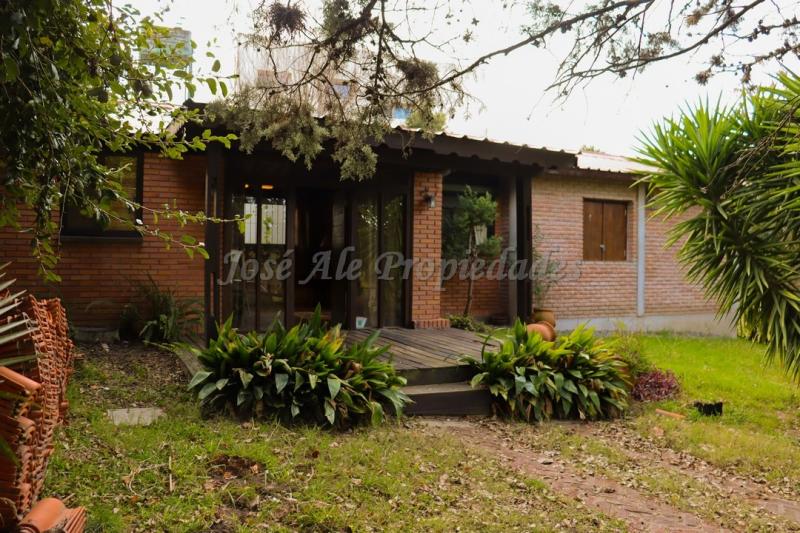 Hermosa y coqueta propiedad a solo metros de Rambla costanera, ubicada en zona residencial.