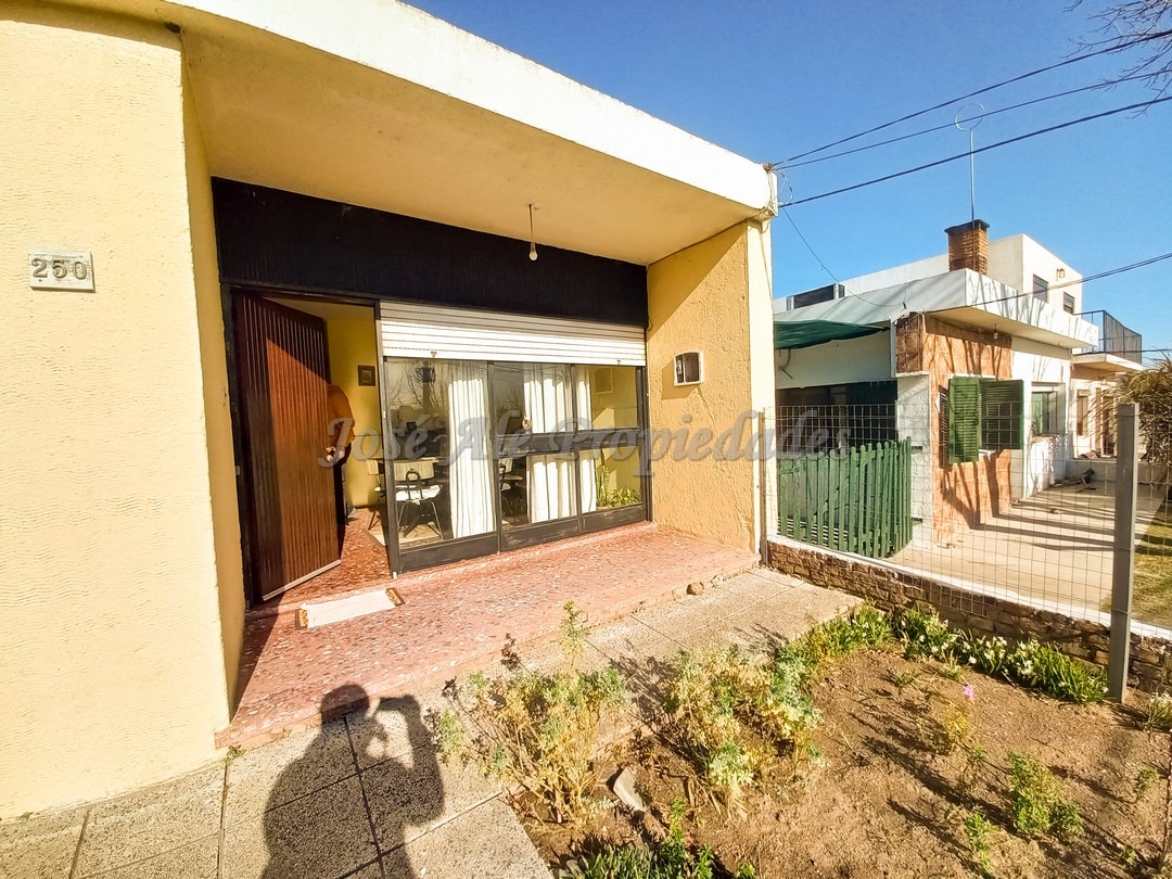 Imagen 1 de Confortable casa en amplio terreno ubicado  sobre calle Blanes Viales a pocos metros de rambla costanera.