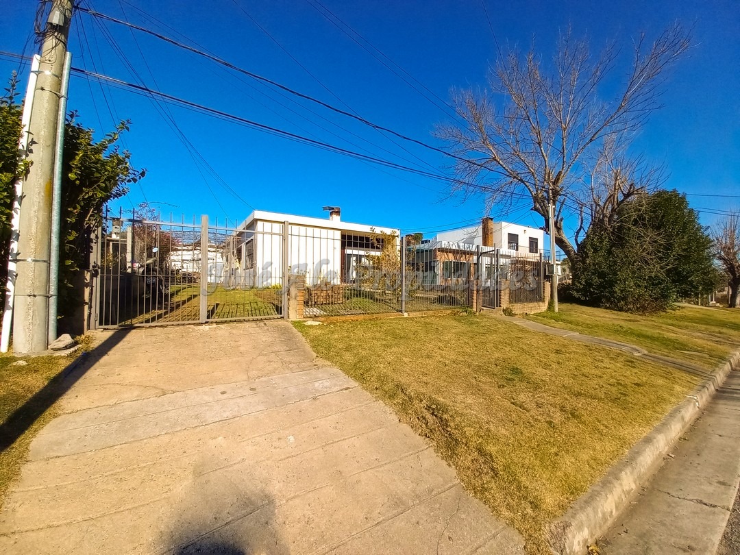 Imagen 10 de Confortable casa en amplio terreno ubicado  sobre calle Blanes Viales a pocos metros de rambla costanera.
