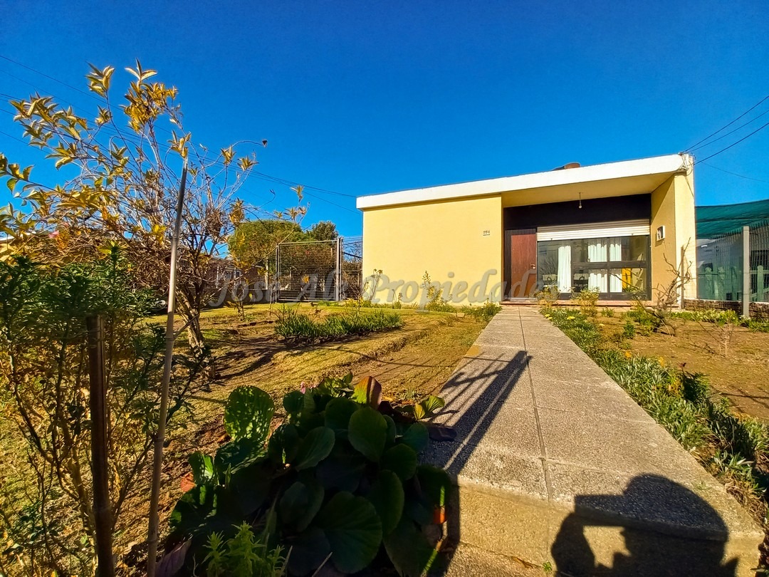 Imagen 3 de Confortable casa en amplio terreno ubicado  sobre calle Blanes Viales a pocos metros de rambla costanera.
