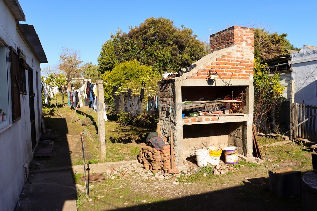 Imagen 9 de Confortable casa en amplio terreno ubicado  sobre calle Blanes Viales a pocos metros de rambla costanera.