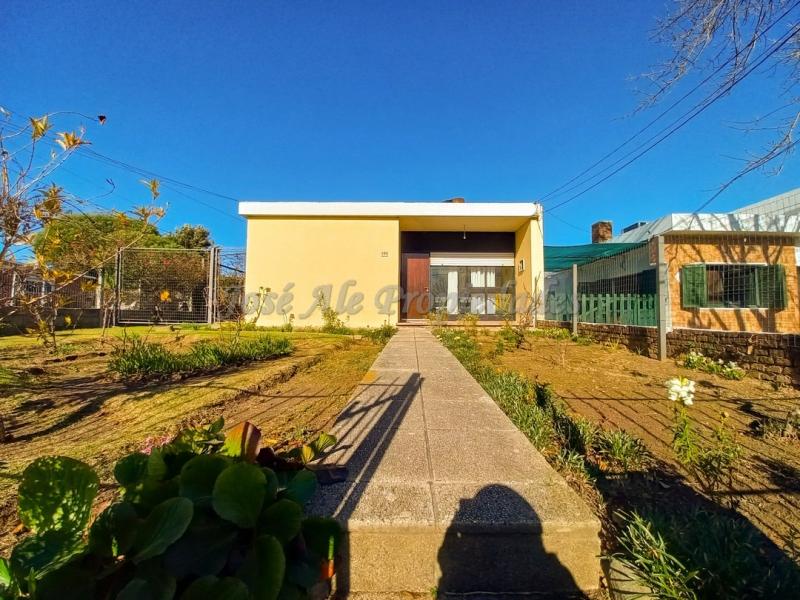 Confortable casa en amplio terreno ubicado  sobre calle Blanes Viales a pocos metros de rambla costanera.