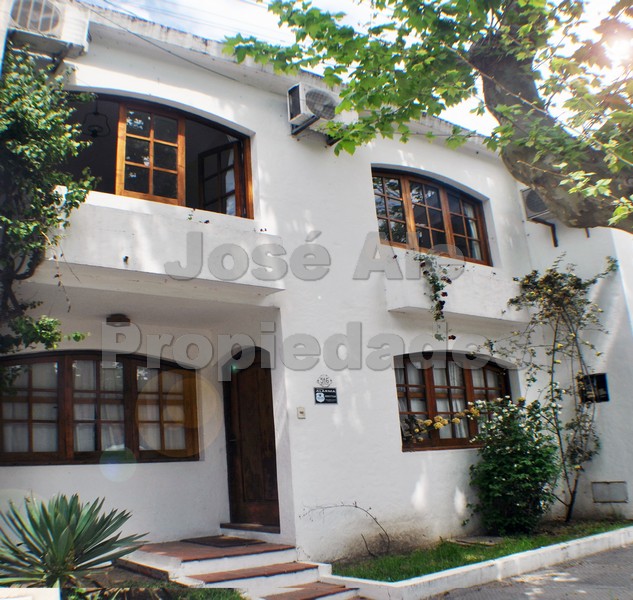 Imagen 2 de Hermosa Propiedad ubicada en pleno centro de Colonia del Sacramento, a pasos de todos los servicios y a corta distancia de Rambla Costanera.