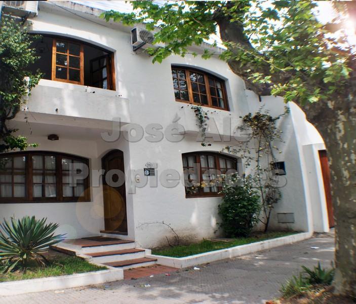 Hermosa Propiedad ubicada en pleno centro de Colonia del Sacramento, a pasos de todos los servicios y a corta distancia de Rambla Costanera.
