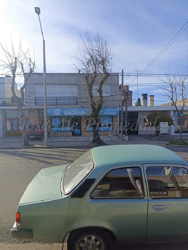 Imagen 2 de Hermosa casa ubicada en importante avenida, próxima a todos los servicios.