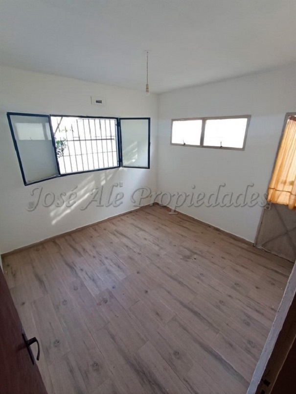 Imagen 7 de Hermosa casa ubicada en importante avenida, próxima a todos los servicios.