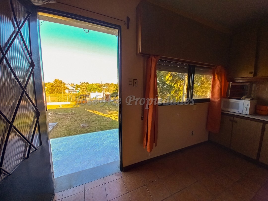 Imagen 3 de Casa con buena iluminación en amplio terreno de 608m2.