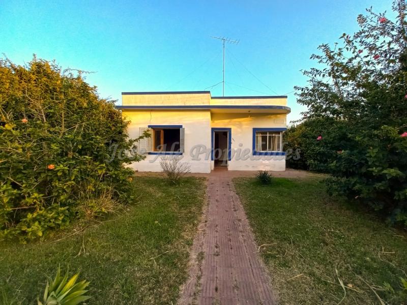 Hermosa casa de grande dimensiones. Rodeada por un entorno de naturaleza.