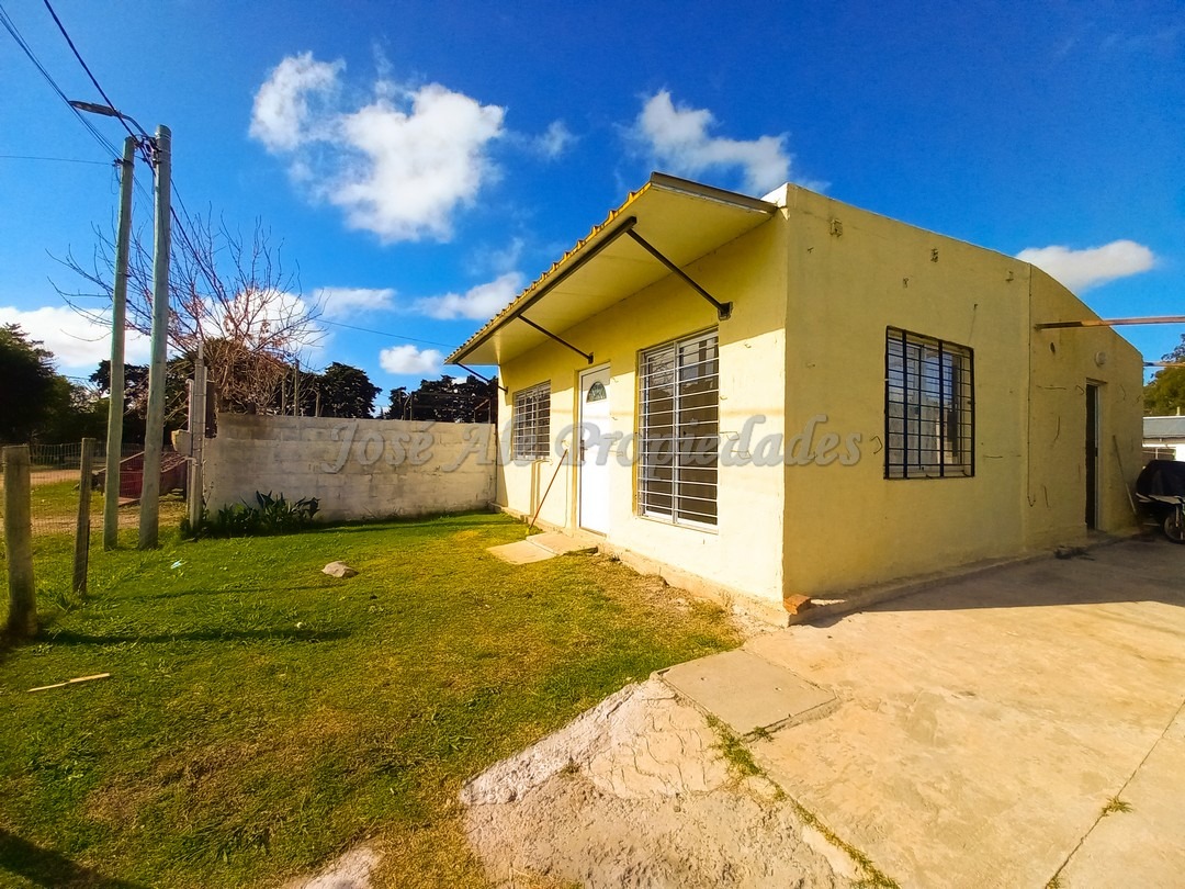 Imagen 1 de Hermosa casa con amplio fondo,  a pocas cuadras de ruta 1 y a 10 minutos del centro de colonia.