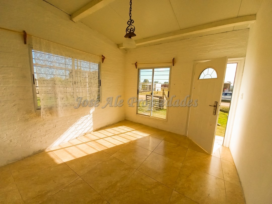 Imagen 3 de Hermosa casa con amplio fondo,  a pocas cuadras de ruta 1 y a 10 minutos del centro de colonia.