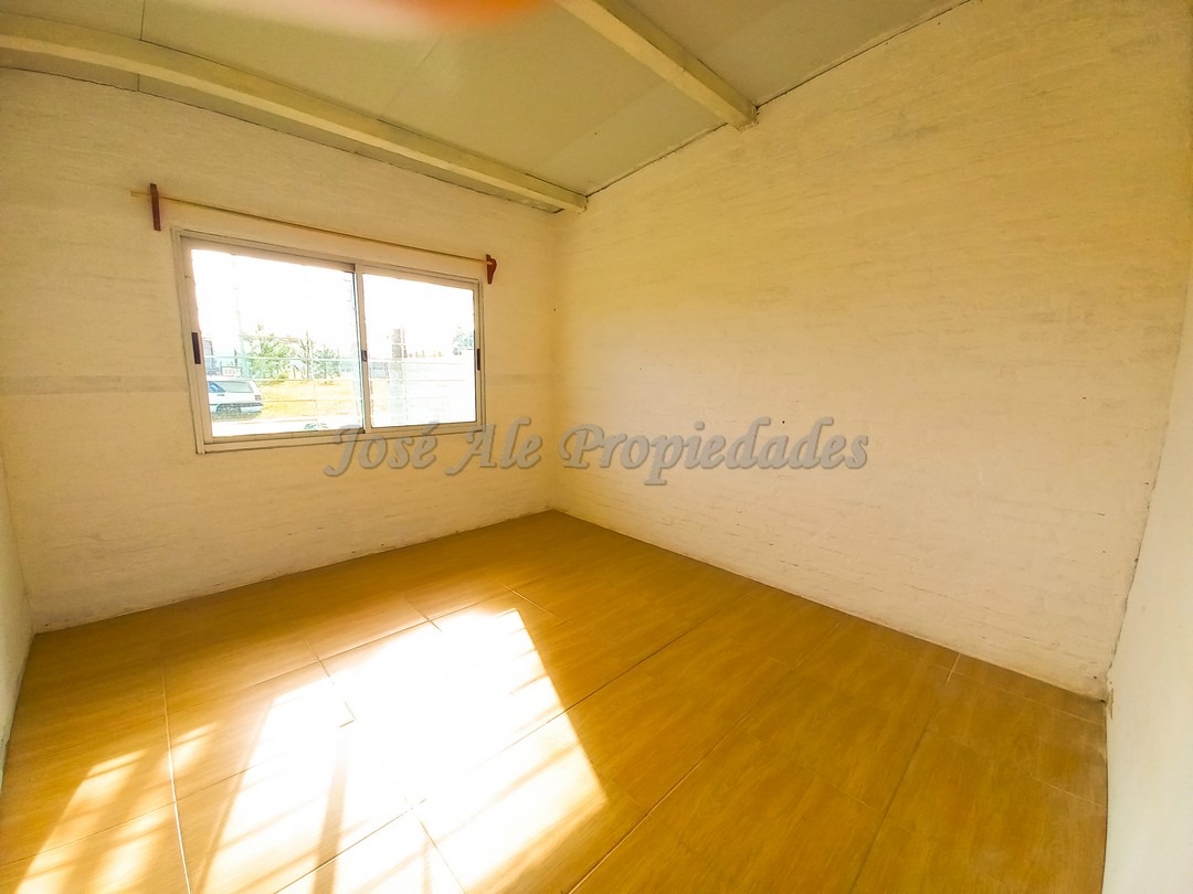 Imagen 5 de Hermosa casa con amplio fondo,  a pocas cuadras de ruta 1 y a 10 minutos del centro de colonia.