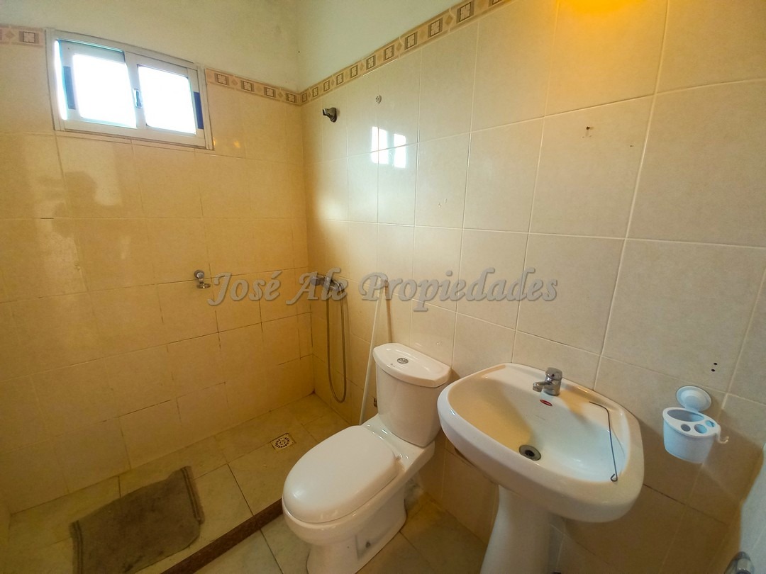 Imagen 6 de Hermosa casa con amplio fondo,  a pocas cuadras de ruta 1 y a 10 minutos del centro de colonia.