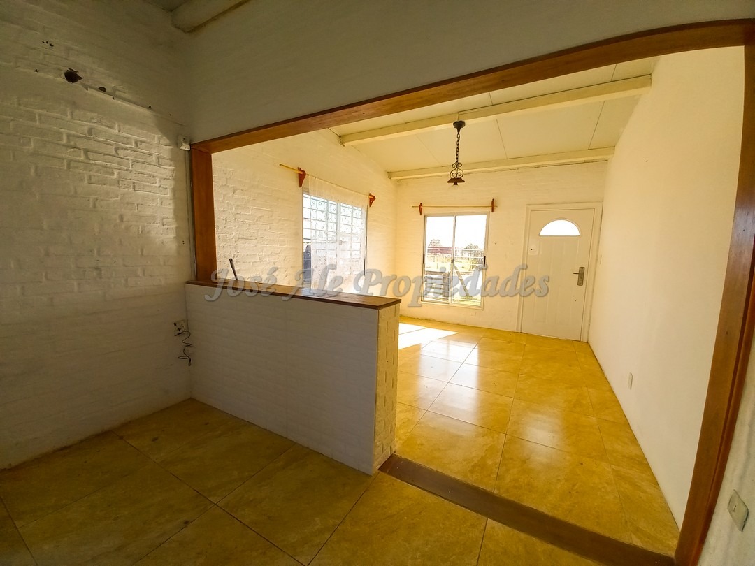 Imagen 8 de Hermosa casa con amplio fondo,  a pocas cuadras de ruta 1 y a 10 minutos del centro de colonia.