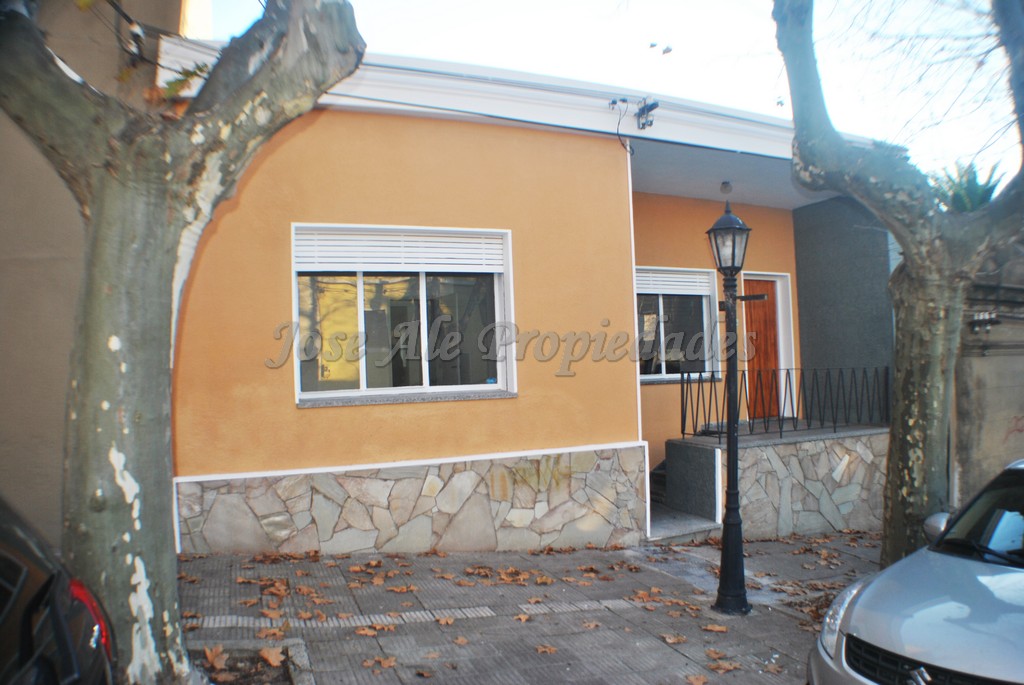 Imagen 1 de Excelente propiedad con estratégica ubicación en pleno centro de Colonia del Sacramento, ideal para estudio, consultorios o vivienda.