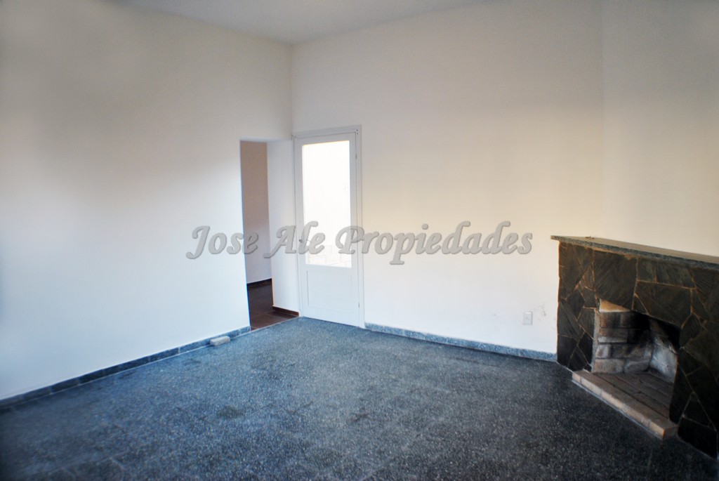 Imagen 3 de Excelente propiedad con estratégica ubicación en pleno centro de Colonia del Sacramento, ideal para estudio, consultorios o vivienda.