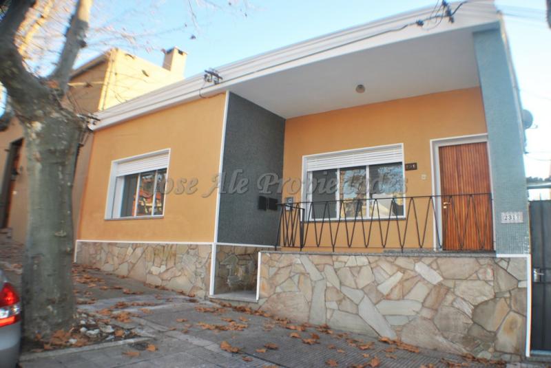 Excelente propiedad con estratégica ubicación en pleno centro de Colonia del Sacramento, ideal para estudio, consultorios o vivienda.